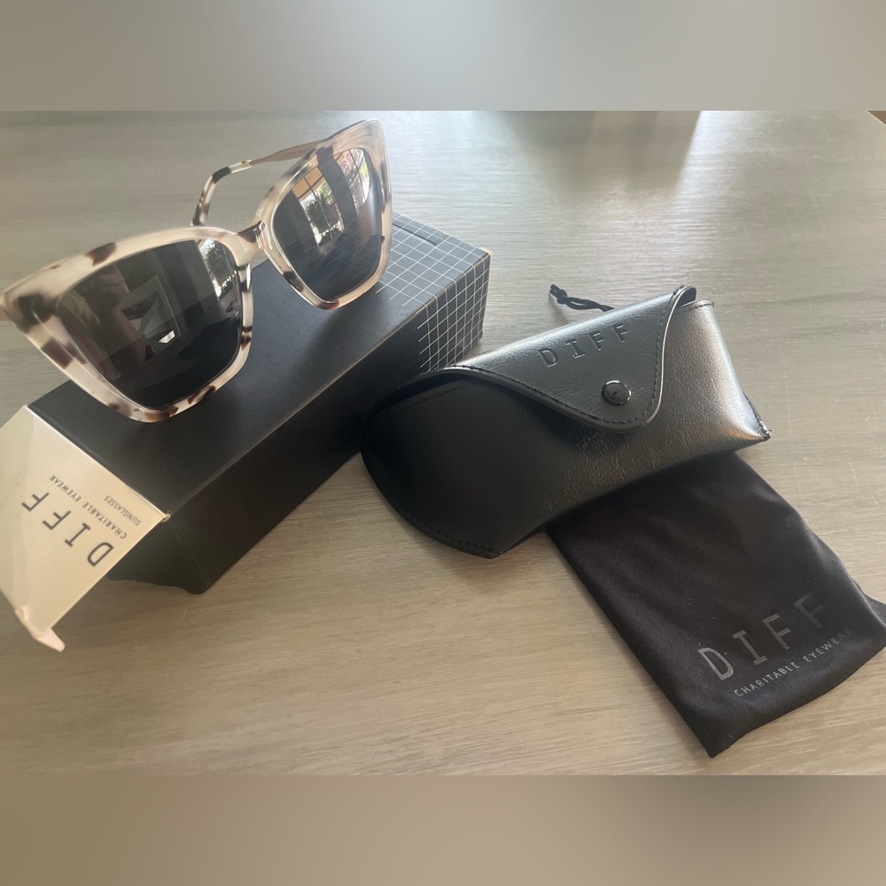 Diff Eyewear Cat Eye Tortoiseshell Sunglasses Guc - image 1